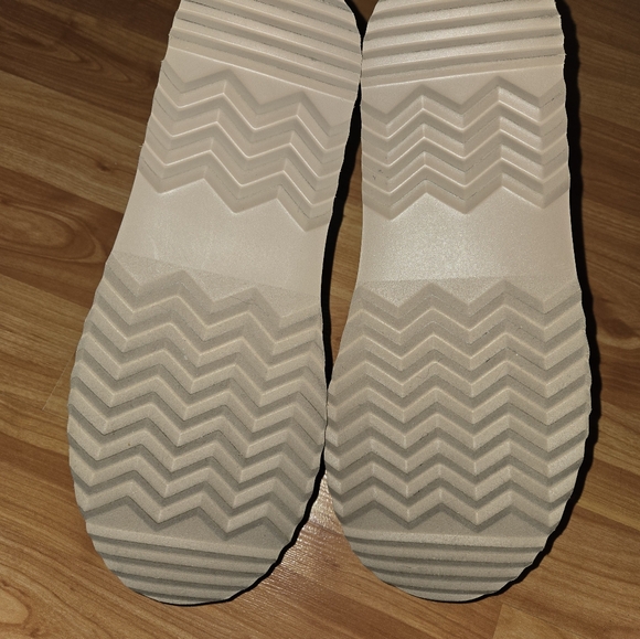 NEW Altar’d State Cloud Fuzzy Slippers Shoes Clogs Tan Women's Size 8 M NWOT - Picture 5 of 6